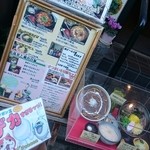 Waraku kanon - 店内では食事もいただけます。