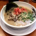 ガッキ - 紅ショウガとゴマを振ってる間に海苔が萎んでしまいました。
      
      博多ラーメンを極めるなら、麺はかためで紅ショウガとゴマをたっぷりだ！