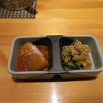 福乃鳥 - お通し(大根のトマト煮と胡麻和え)