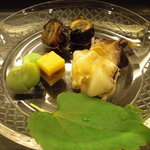 Gion Tanimoto - 一寸豆、八幡巻、とり貝のすし。
