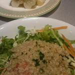 Inka Meshi - キヌアのサラダ（手前）とジャイアントコーン。ドレッシングも美味しい