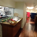 トラットリア メッツァニィノ - 入口がオープンキッチンと食材ズラリ☆