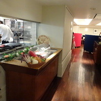 イタリア料理 Trattoria Mezzanino - 入口がオープンキッチンと食材ズラリ☆