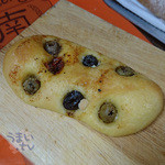 ベーカリー 南 - 「エダムチーズとオリーブのフォカッチャ」