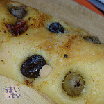 ベーカリー 南 - 「エダムチーズとオリーブのフォカッチャ」