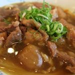 ぼっかけ家 - ぼっカレーうどん、大きなすじ肉とこんにゃくがたくさん入っています