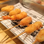 Kushikatsu Arata - 手前から、串カツ・豚・赤ウィンナー・海老・うずら・チーズ