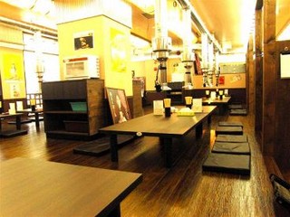 Mikakuen - 50名様までの宴会承ります！　その他、半個室のような小上がり、カップルやお一人様にも人気のカウンターもございます。