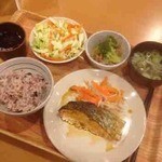丸の内 タニタ食堂 - 鮭のカレー醤油焼き定食