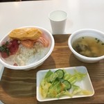 青森魚菜センター - のっけ丼の10枚で。
            中トロ、タイ、サーモン、中落ち、玉子焼き、メバル、わかめのみそ汁、漬物。ていうより、この頃、途中で落ちすぎ。だから食べかけになってしまった。腹立つな〜