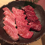 薩摩 牛の蔵 吉祥寺店 - 左から極上カルビ、極上ロース、極上ハラミ（室温で油溶け気味）。