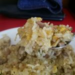 福軒 - カレー焼飯の具は角切りチャーシュー、玉子、青ねぎ、玉ねぎ、人参。
      玉ねぎ、人参はごく少量でチャーシューはたっぷりゴロゴロ入っています！