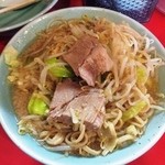 ラーメン 大 - （野菜を食べ進めたら豚登場）