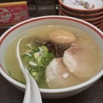 元祖 名島亭 - ラー博は俺の社員食堂。  半拉麺玉子追加二番勝負 其の弐 ミニ築炉釜出しとんこつラーメソ！  トッピング無料券をいただいたので、味玉♡  今日もベタカタで