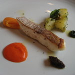 ブラッセリー ラシュレ - 天草鯛　赤ピーマンのソース　タップナードソース（黒オリーブ、アンチョビなど）