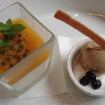 ブラッセリー ラシュレ - マンゴーのゼリー　パッションフルーツのソース　ミルクティーのシャーベット