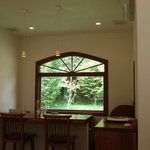 ブラッセリー ラシュレ - 裏のすがすがしい緑に癒されます。カウンター素敵です。