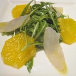 トラットリア ダイ パエサーニ - マダイのマリネ　ルッコラとオレンジ（ハーフ）　￥800