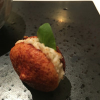 レストランエール - カプレーゼのチーズ風味のマカロン