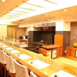 ライブキッチンで店主下原の料理をご覧ください。