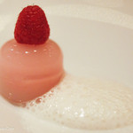 レストラン フウ - ２種のデザート
      （フランボワーズの小さな水饅頭と桜のスペシャリティエ）