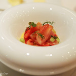 レストラン フウ - 春の一皿　赤貝、 苺、 パッションフルーツ、キュウリのアクセント