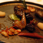 レストラン フウ - ランド産鳩のロースト、タルベ産白インゲンのチョリソー風味