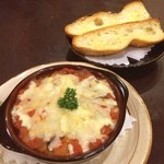 洋食マザー - ナスグラタン × ガーリックトースト