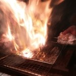 Kawase - 牛タン炭火焼、炎の図