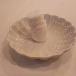 シック プッテートル - お湯をかけるとムクムク立ち上がるおしぼり(笑)