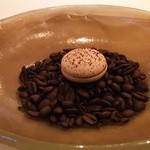 シック プッテートル - お茶菓子はチョコレートのマカロン