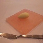 シック プッテートル - バターは岩塩の皿にて供されました。