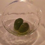 シック プッテートル - 南仏産のオリーブ。三日月形の尖った種が入ってます。