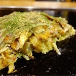 お好み焼 オモニ - ふわトロの盛り上がった生地