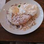パンプルムゥス - アーモンドクランチアイスクリーム&3つの木の実&ホイップ生クリームパンケーキ