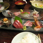 伊豆の味処　錦 - 手前、刺身定食　奥、刺身一人前