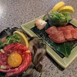 京の焼肉処 弘 - 弘ユッケ￥９８０とタン刺￥
      2016/2/26(金)