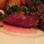 レストラン コワン - 牛ハラミステーキの断面。ミディアムレアで肉感がある。火の使い方が巧みな店。