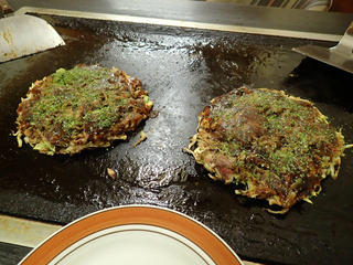 Okonomiyaki Aun - 「もつ玉焼」（500円）
                        （ひっくり返しやすくするため、一人前を二枚に分けて焼かれた）