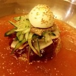 본가 - 洗面器のような器の冷麺