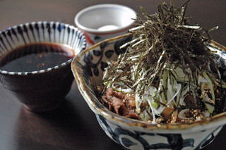 h Kaoru Tsukesoba Sobana - 『牛の肉つけ蕎麦』甘辛く煮た牛肉、長ねぎ、たっぷりの刻み海苔、ごまが入った、新感覚なつけ蕎麦。ピリ辛のつけ汁が後引く旨さを愉しめます。