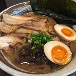 Tsumugi - 特製紡ラーメン  900円（税込）  麺は細麺。スープは、魚介系ではなく、鳥パイタンを発展させた感じに近い。チャーシューは炙りで3枚。味玉の黄身が若干冷たかったのは残念でした。