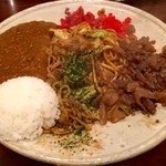 鉄板バーはち - こちら名物カレーのっけ焼きそば！