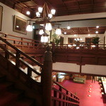 奈良ホテル - 本館２階への階段からロビーを眺める。