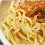 Miso Noodle Spot 角栄 - ぶっとくてモミュモミュした麺。