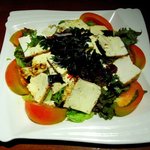 Jikidenyarokumeikan - 焼豆腐と海草とトマトのサラダ、青紫蘇ドレッシングかけ