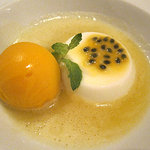 カーザ ヴィニタリア - ココナッツのビアンコマンジャーレとマンゴーソルベ