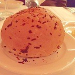 Morton's The Steakhouse Chicago (Wacker Place) - フカフカの正体のないオニオン・ブレッド。だが旨い