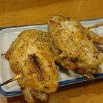 Maru Tomi Suisan - ◎手羽先塩焼き　250円にんにくが効いて美味しい～