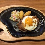 びっくりドンキー - ランチのエッグバーグセット、915円です。